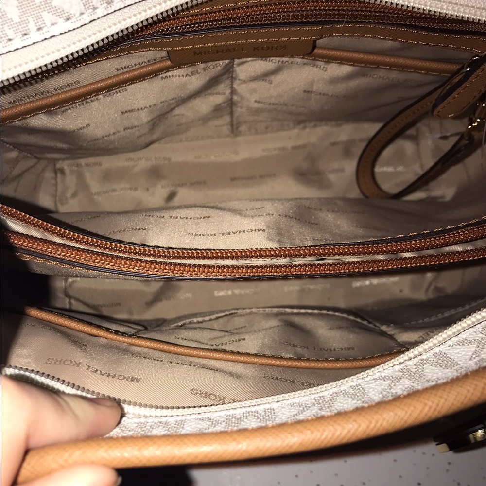 Michael Kors Hand Bag - Picture 3 of 7